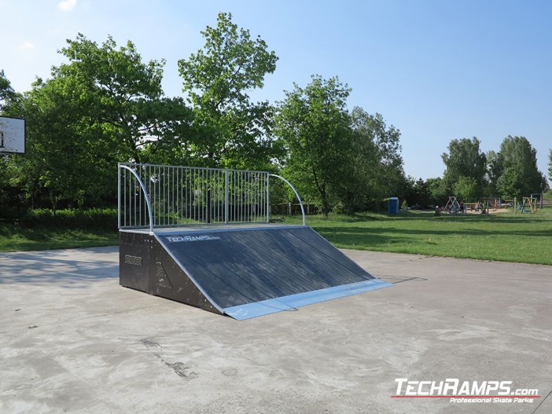 Czarny bank ramp do rozpędzania się na skateparku w Witnicy