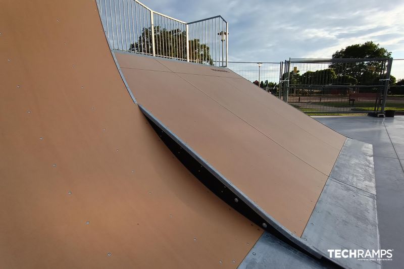 Bank ramp + Quarter pipe - skatepark Wisznia Mała