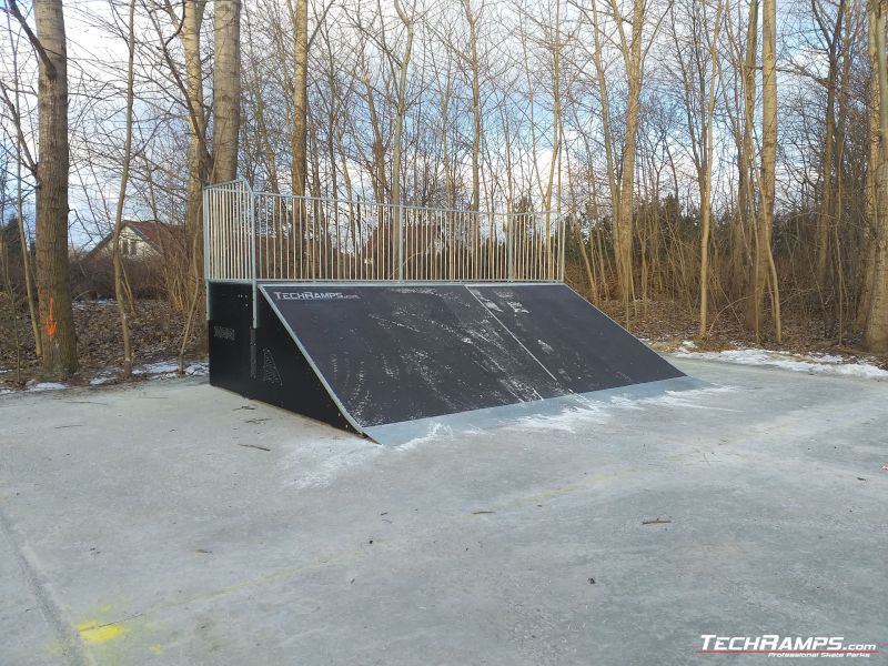 Widok na Bank Ramp w skateparku modułowym w Bemowie