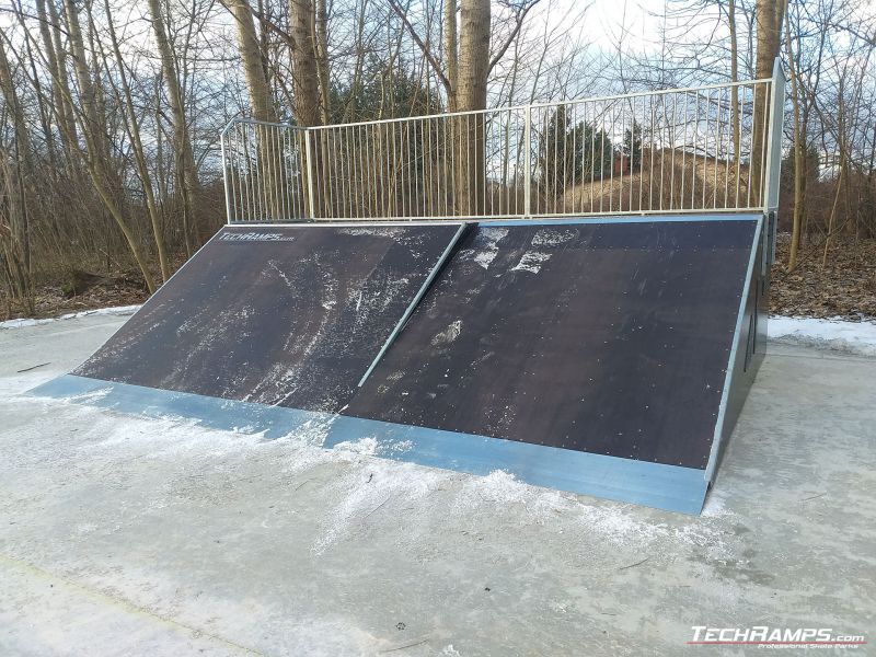 Bank Ramp w skateparku modułowym w Bemowie