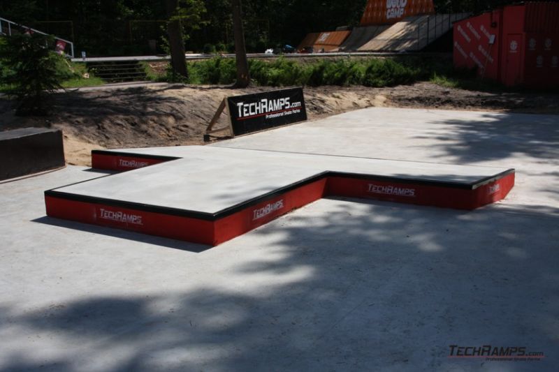 Betonowe boxy na skateparku