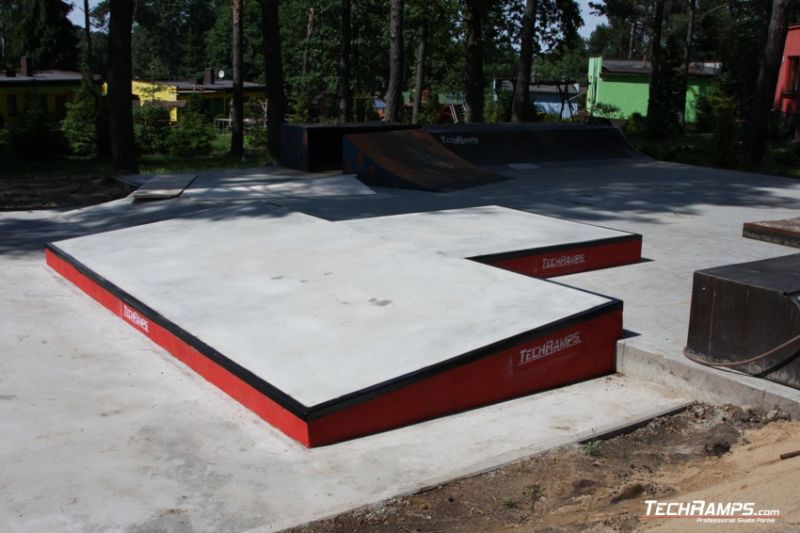 Betonowe boxy na skateparku