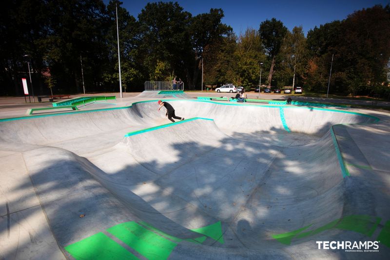 idok na bowl oraz przeszkody sekcji street w skateparku Zielonka