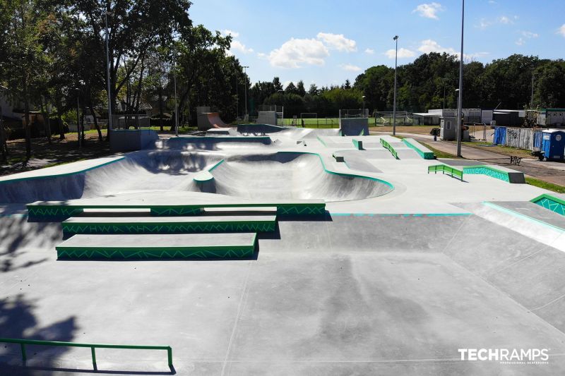 Widok na sekcję bowl i park w skateparku Zielonka