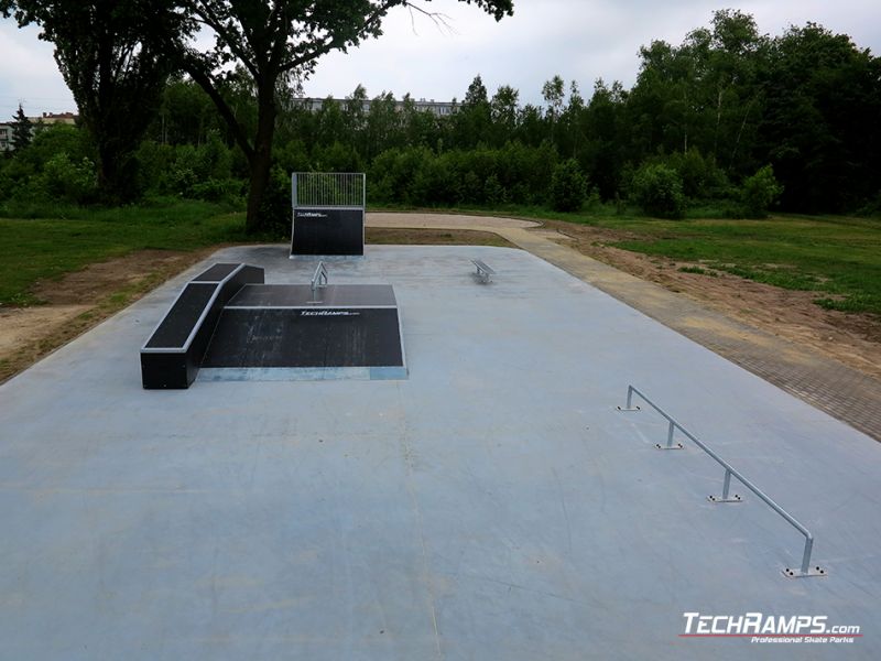 Funbox, rail, grindbench and quarter pipe on a concrete flat