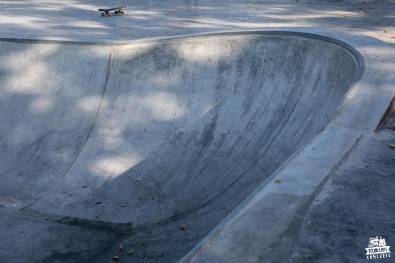 Concrete skatepark in Naklo