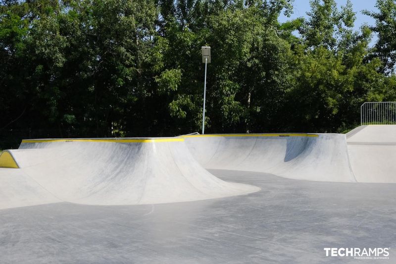 Corner bowl na skateparku 