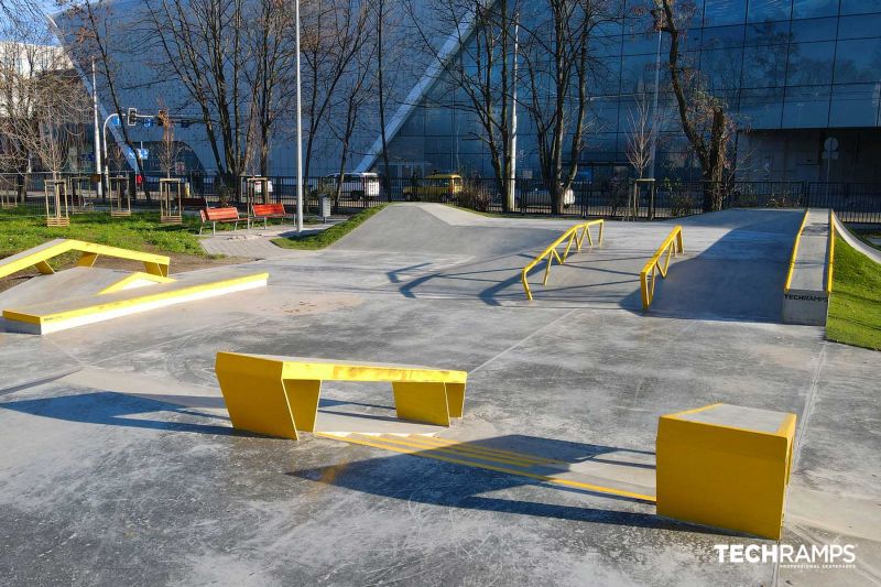 Sekcja street na skateparku 