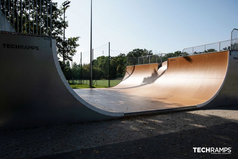 Widok na drewnianą rampę vert w skateparku Zielonka 