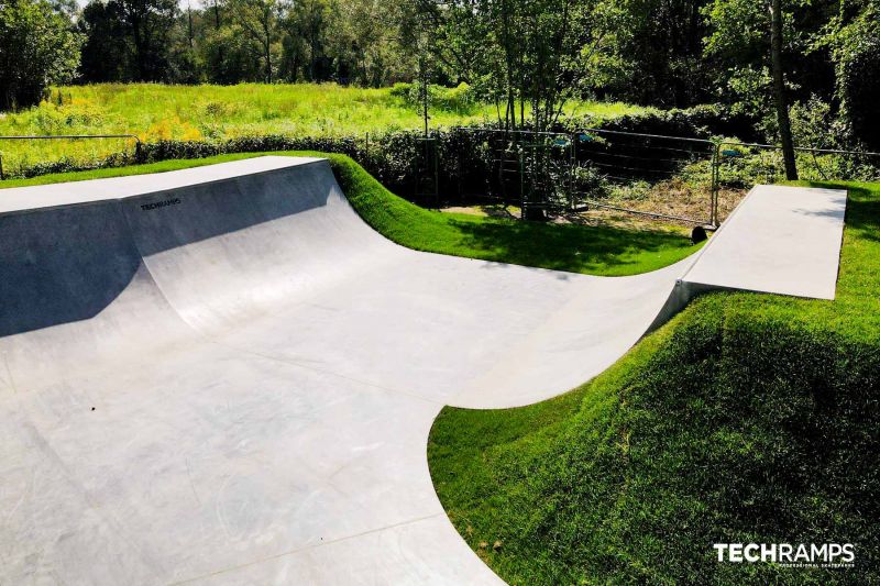 Gładka betonowa rampa na skateparku przy ul. Kąpielowej w Krakowie.