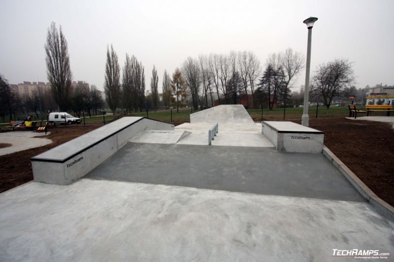 Skateplaza betonowa w Krakowie - koncówka prac