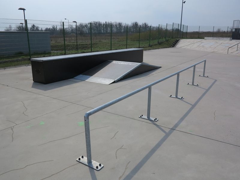 Funbox i poręcz w skateparku w Tarnowskich Górach (śląskie)