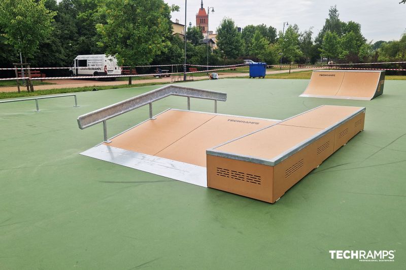 Funbox z poręczą + Grindbox  - skatepark w Chełmżu 