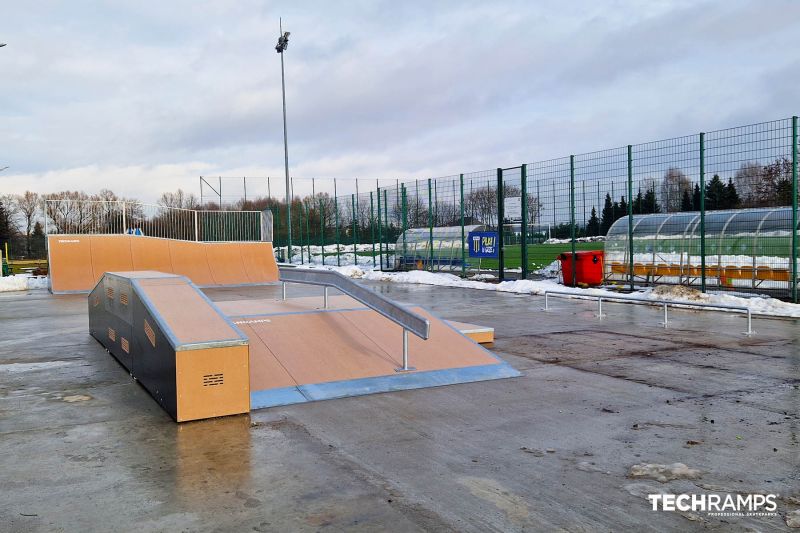 Grindbox + funbox na skateparku 