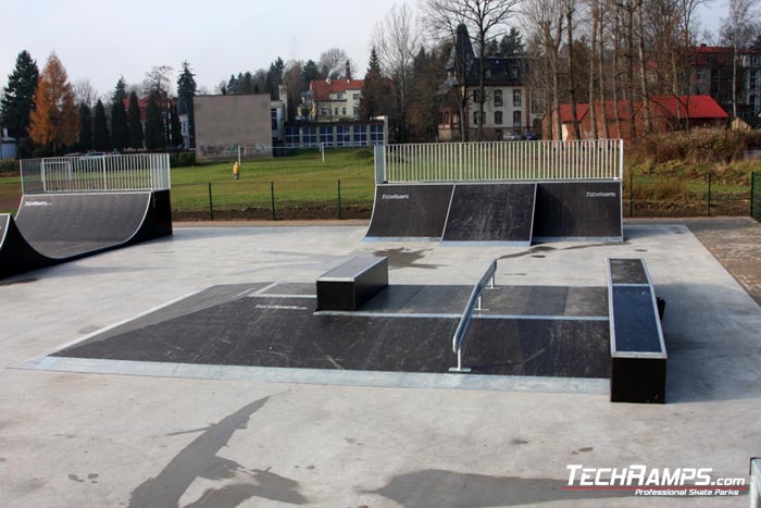 Kudowa_Zdroj_skatepark - funbox z grindboxem i poręczą