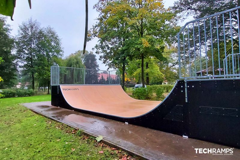  Mini rampa w Sierakowie, boczny widok w parku