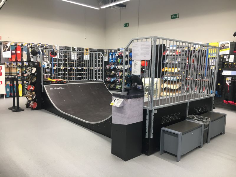 Wewnętrzna minirampa w decathlonie we Wrocławiu