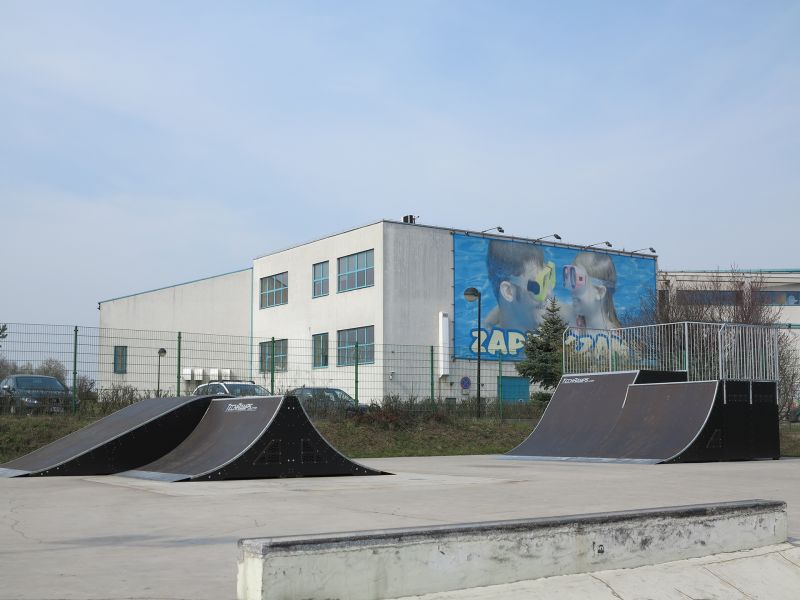 Modułowe przeszkody w skateparku w Tarnowskich Górach (śląskie)