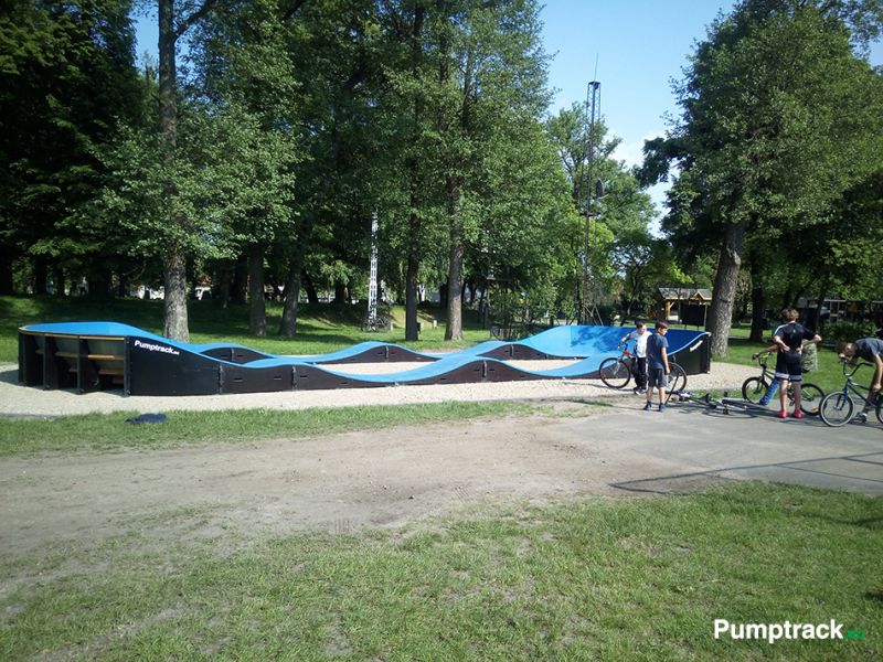 Rzut z boku na pumptrack w Witnicy