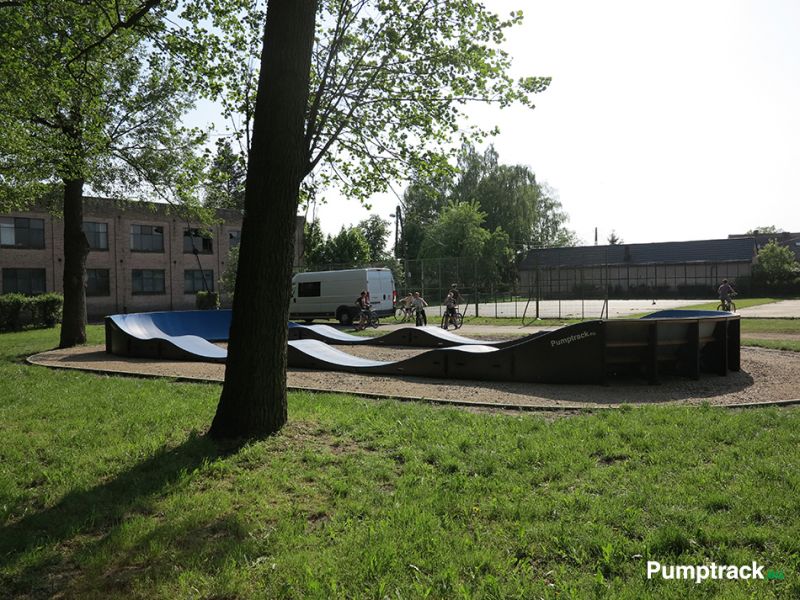 Pumptrack modułowy wśród zieleni parku w Witnicy