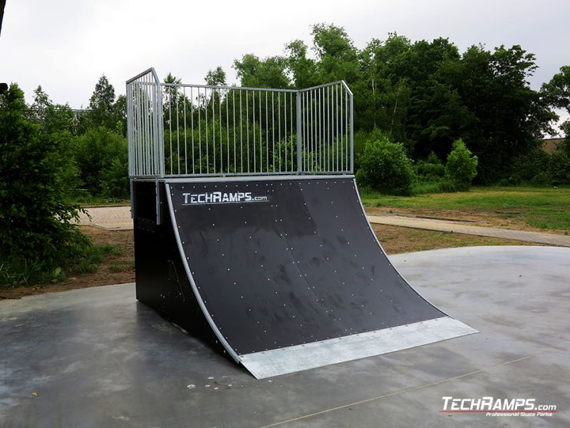 Quarter pipe na betonowym placu