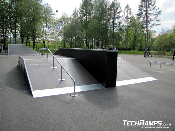 Ostrowiec Świętokrzyski Skatepark fanbox z grindboxem