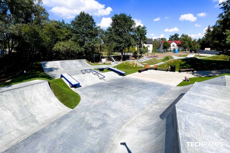 Skatepark z betonowymi przeszkodami w Krakowie.