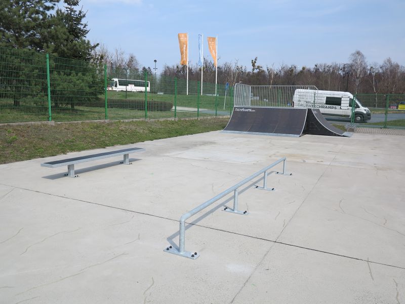 Poręcz i ławka w skateparku w Tarnowskich Górach (śląskie)