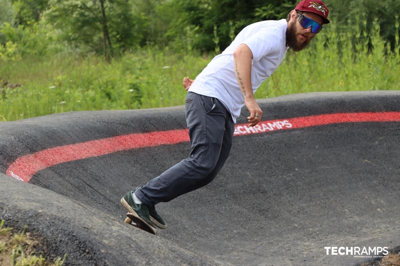 Pump track przystosowany do jazdy na deskorolce