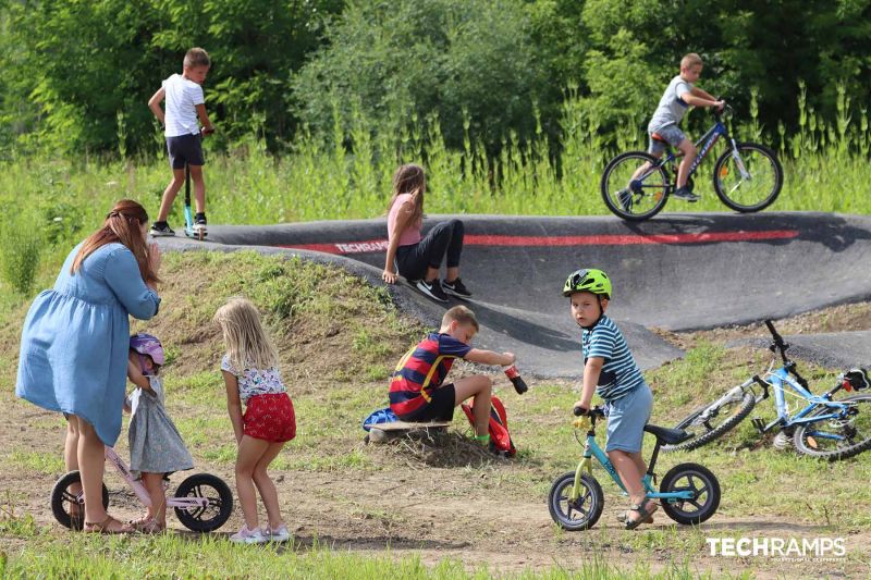 Pump track przystosowany do jazdy na deskorolce