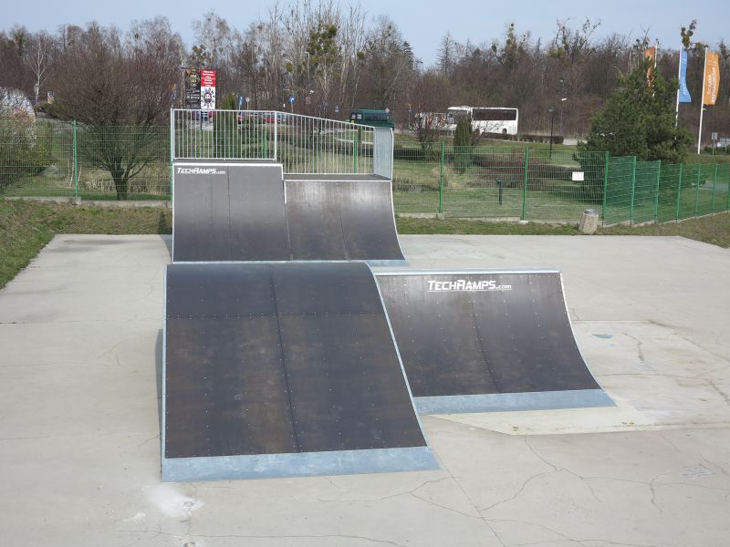 Quarter Pipe i Funbox w skateparku w Tarnowskich Górach (śląskie)