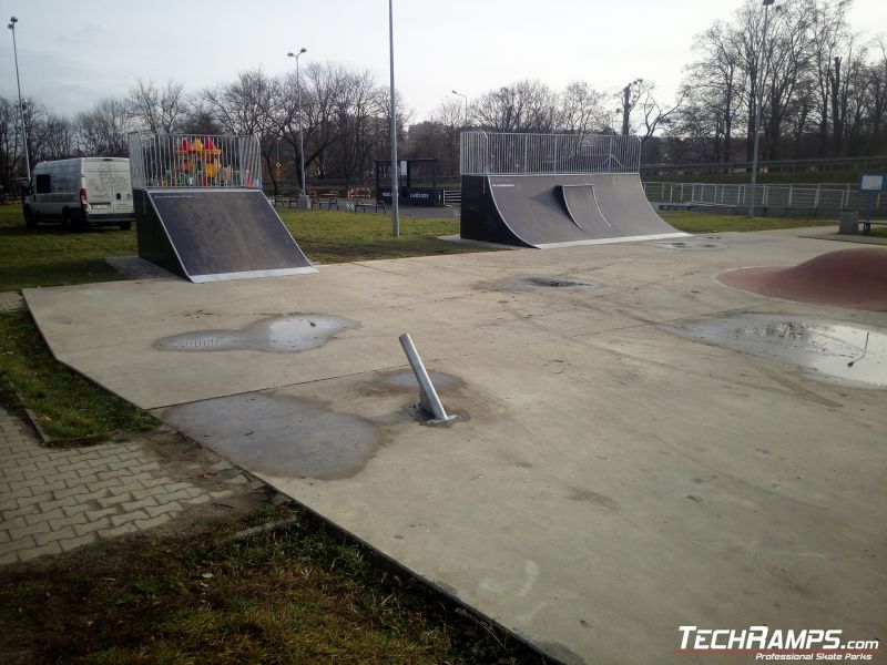 Skatepark dla rolek, deskorolek i rowerów BMX