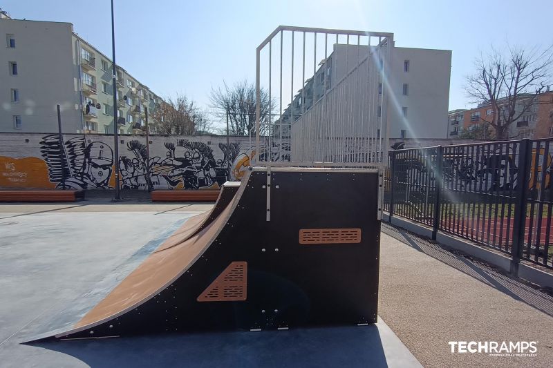 Przeszkoda Quater Pipe - skatepark w Wołominie. 