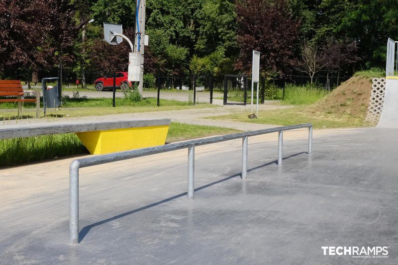 Rail na betonowym skateparku 