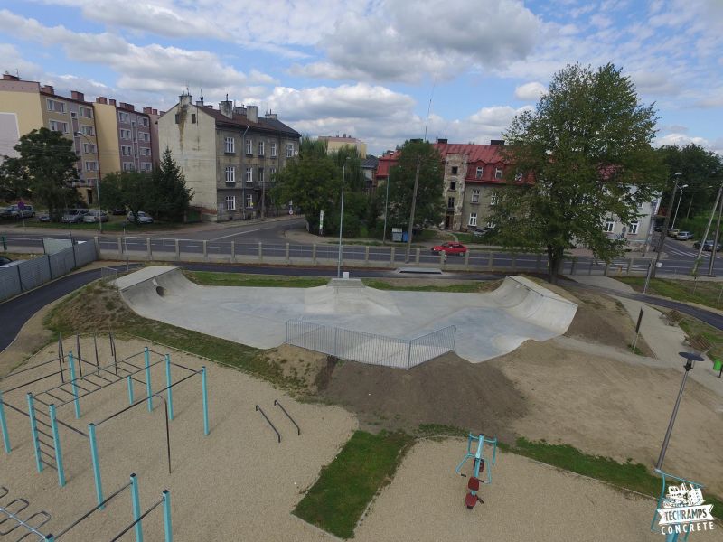 rozbudowany skatepark w przemyślu