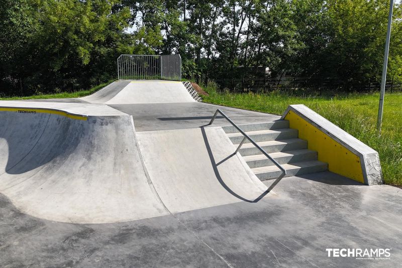 Schody z poręczą - skatepark w Brzesku 