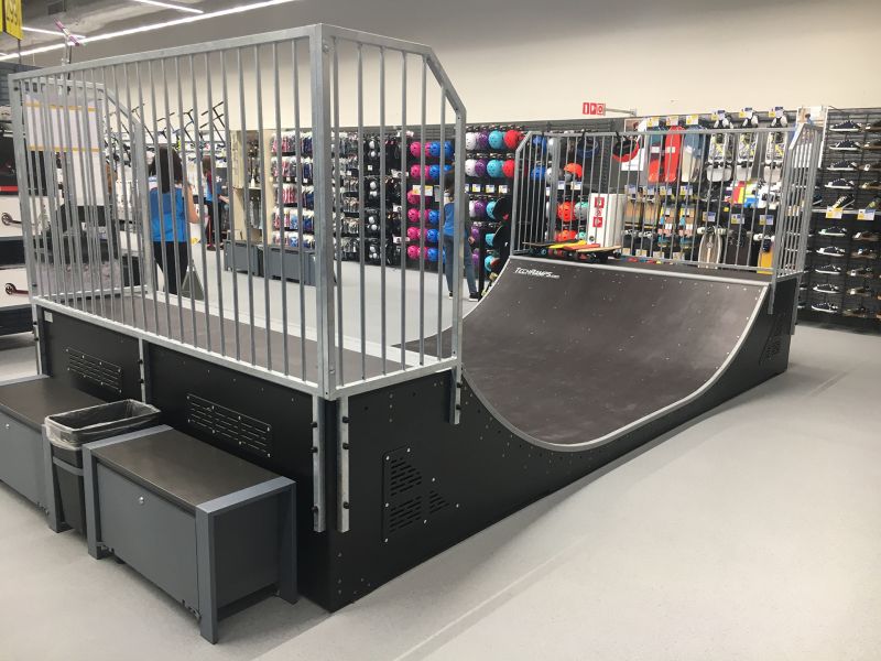 Wewnętrzny skatepark w Decathlonie