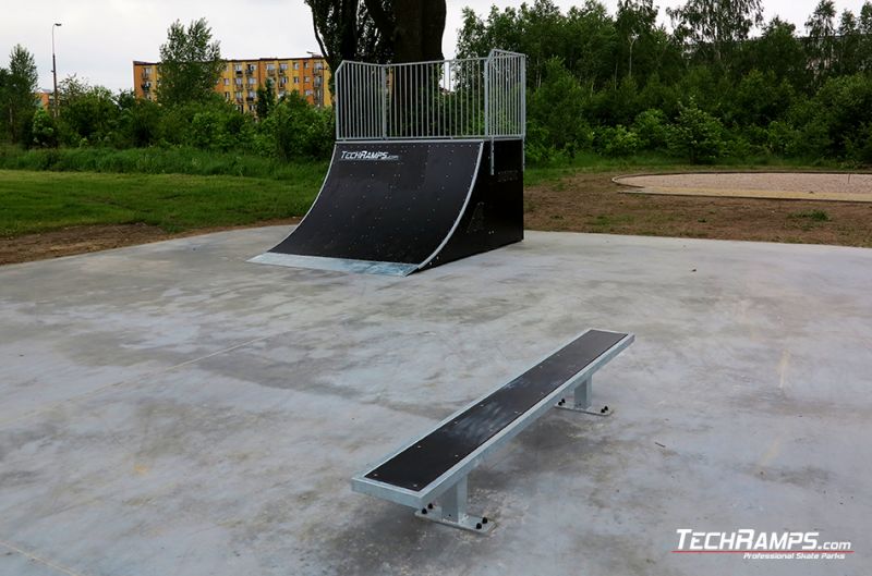 Quarter pipe and grindbench 