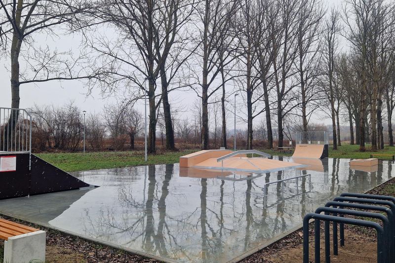 Obstacles at the skatepark in Yaroslavl 