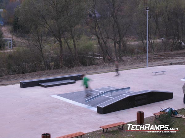 Skatepark Krynica Zdrój  Funbox z murkiem i poręczą