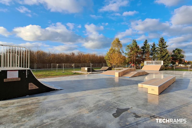 Elementy skateparku: bank ramp, quater pipe, funbox z grindboxem i poręczą