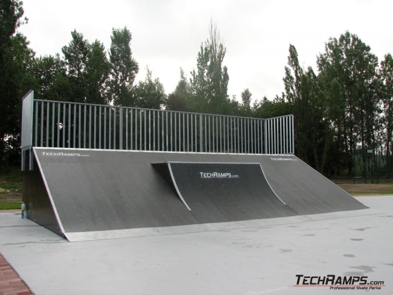 Skatepark na deskorolkę, rolki i bmx