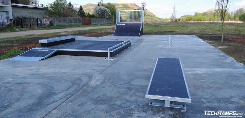 Elementy skateparku w Pruszkowie