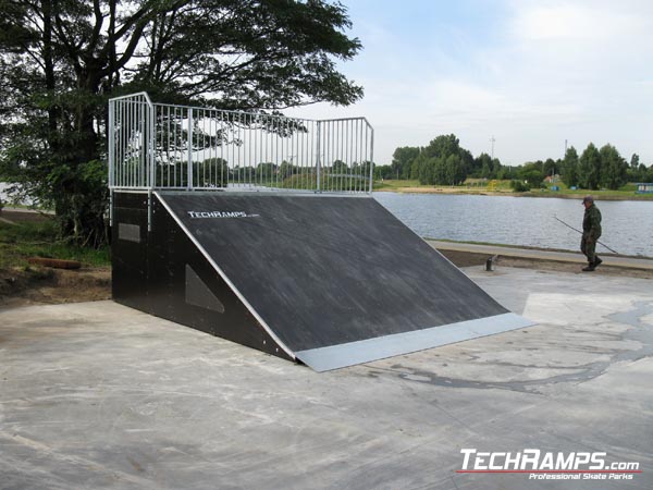 Skatepark Stryków Bank Ramp