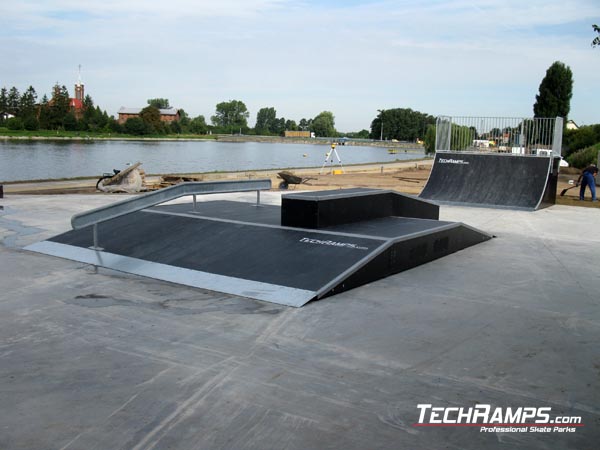 Skatepark Stryków Funbox z poręczą i grindboxem 