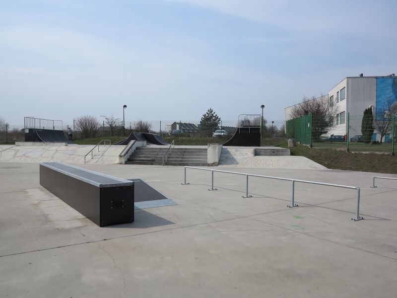 Skatepark Tarnowskie Góry (śląskie) - widok na przeszkody