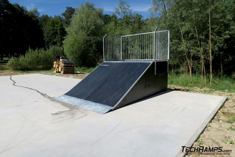 skatepark s bankovou rampou