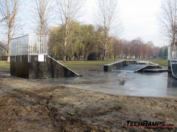 Skatepark w Brzeszczach - 8 Plac Betonowy