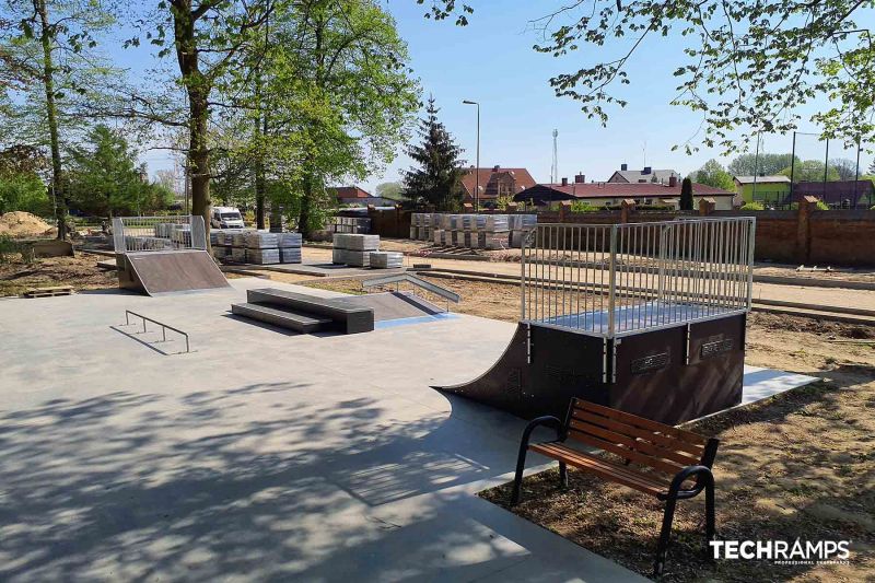         Skatepark Debrzno - przeszkody 