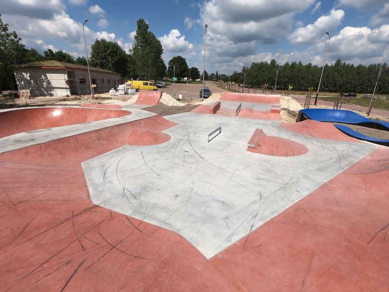 Skatepark betonowy w Sławnie (łódzkie)